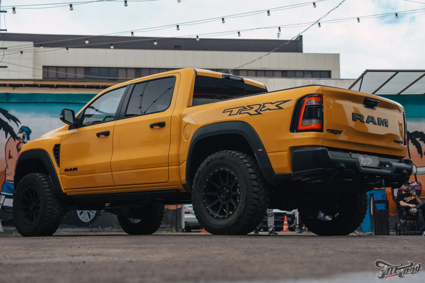 Что мы сделали с RAM TRX Hennessey Mammoth 1000?! Часть 1: автомобиль до начала работ, оклейка винилом и полиуретаном, татуировки в проемах